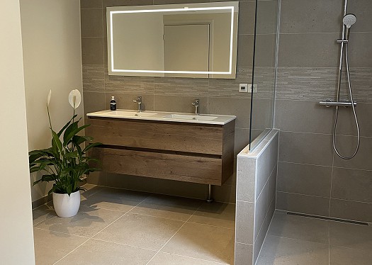 Warme natuurlijke badkamer